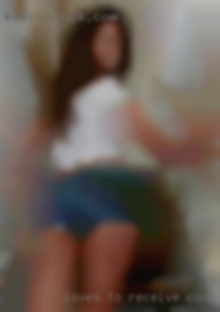 Loves to receive couples to swing with oral pleasure.